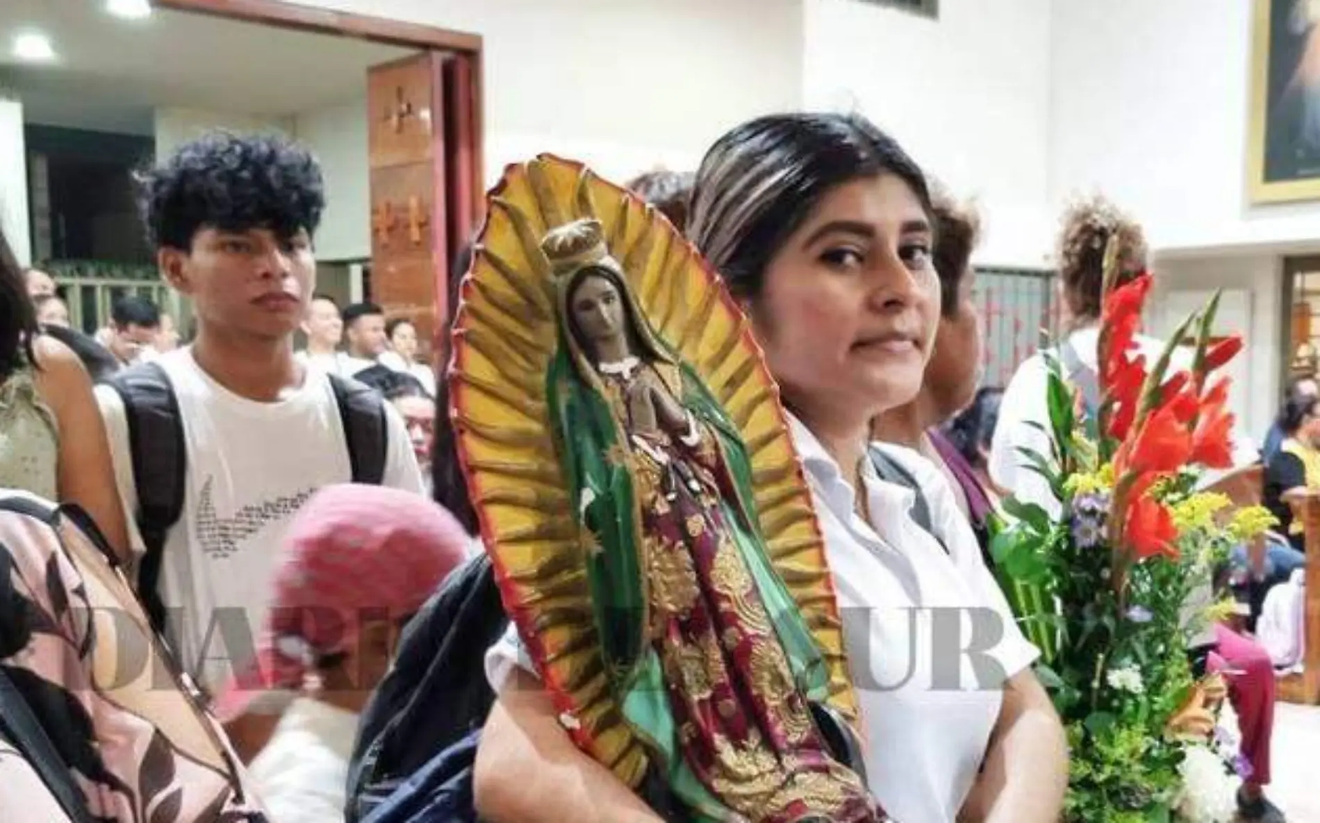 mujer cargando imagen de la Virgen